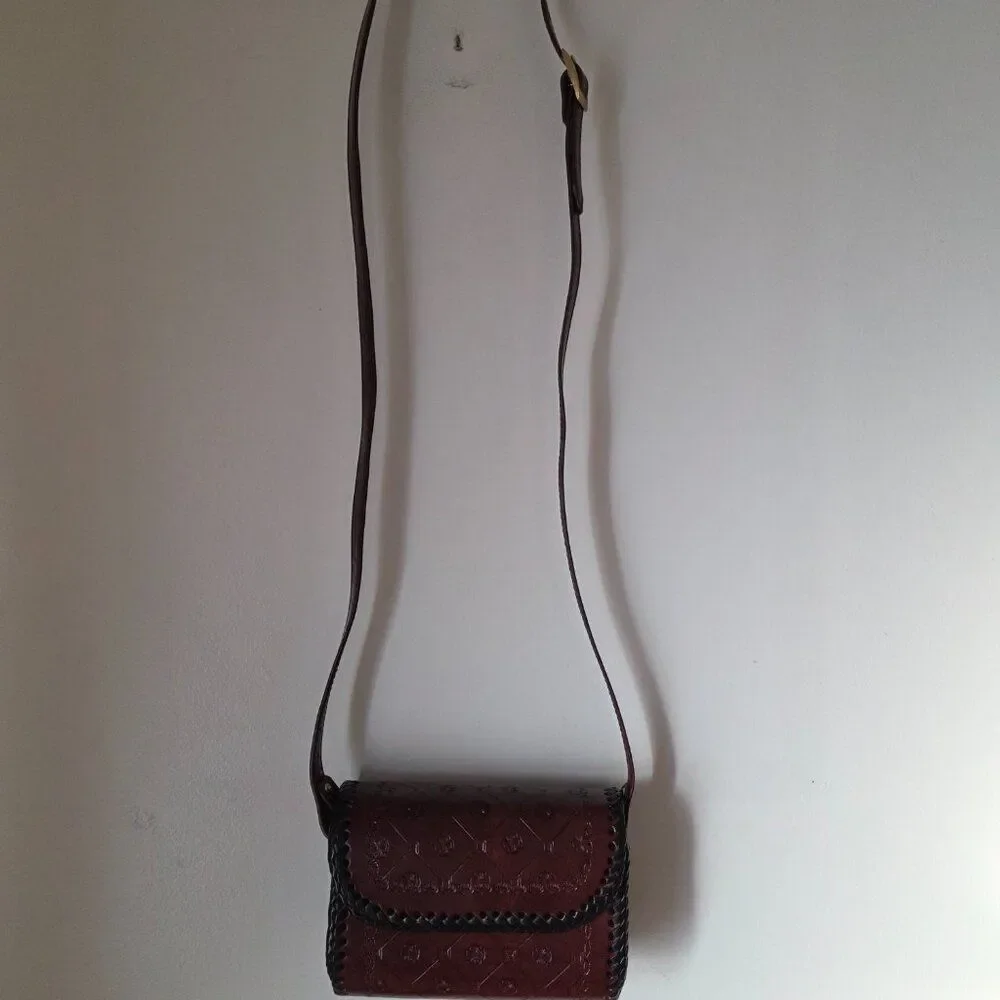 EUC VINTAGE GENUINE LEATHER SMALL TOOLED CROSSBODY BAG